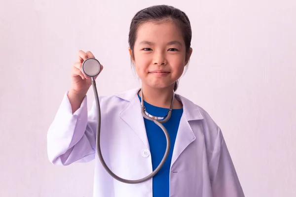 Menina Asiática Jogando Médico Com Estetoscópio Nas Mãos — Fotografia de Stock