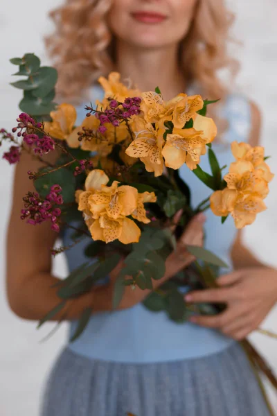 Egy Gyönyörű Virágcsokrot Tart Egy Fiatal Lány Aki Elmosódott Kék — Stock Fotó