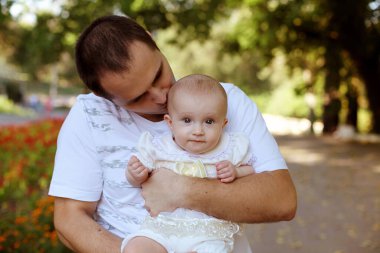 Baba ve küçük bebek doğayla oynayıp gülüyorlar. Babalar Günü 'nün konsept fotoğrafı, ebeveynlik, babalık, sevgi, ilgi, bekar baba. Seçici odaklanma. Orta keskinlikte.