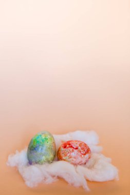 Hafif arka planda Paskalya yumurtaları
