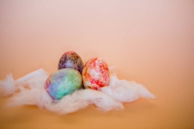 Hafif arka planda Paskalya yumurtaları