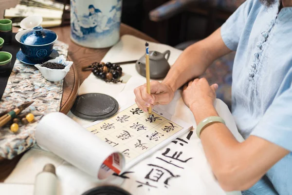 클로즈업 셔츠를 탁자에 남자가 전통적 중국식 필도를 찻주전자 중국차 가이완 — 스톡 사진