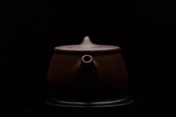 Bule chinês argila em um fundo preto — Fotografia de Stock