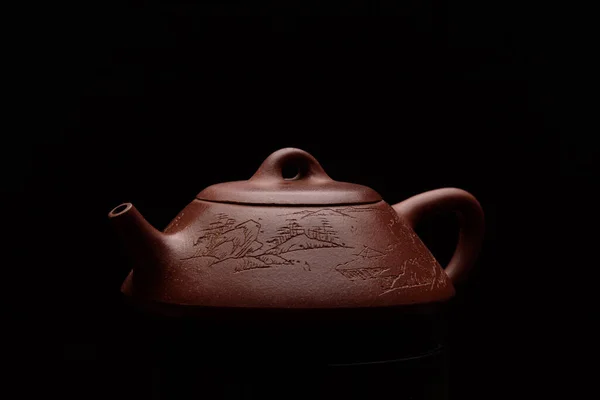 검은 배경에 찰흙 중국 찻주전자 — 스톡 사진