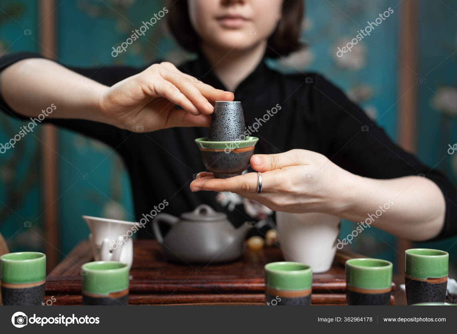 Chinese tea Girl holds a cup of — Stock Photo