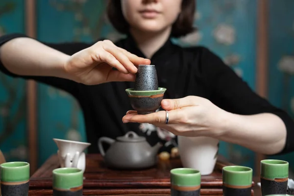 Cérémonie du thé chinois. Fille tient une tasse de thé . — Photo