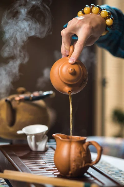 Cérémonie du thé. Le thé coule de la bouilloire . — Photo