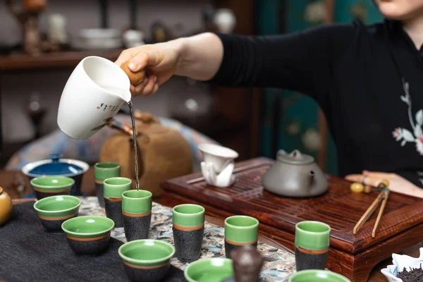 Cérémonie du thé chinois. Fille verse thé boisson dans des tasses . — Photo