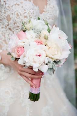 Gelin düğün buket onun elinde tutar.