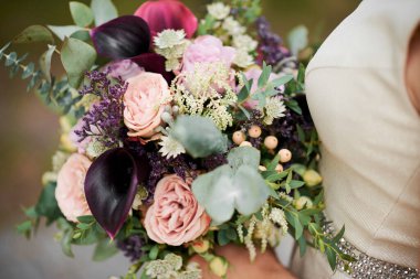 Gelin düğün buket onun elinde tutar.