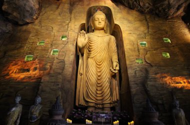 Bir mağarada Budist heykeli