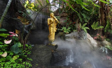  Altın Dağ Bangkok 'ta sisli altın Buda heykeli