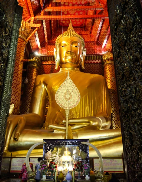 黄金の背の高い仏像タイ — ストック写真