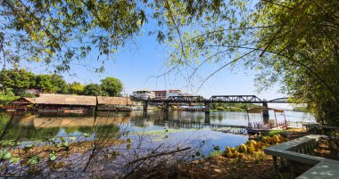 Köprü inşaatı Kanchananuri, Tayland manzaralı