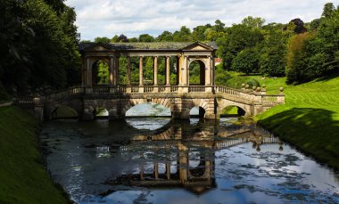 Palladian Köprüsü yansıması, Bath, İngiltere.