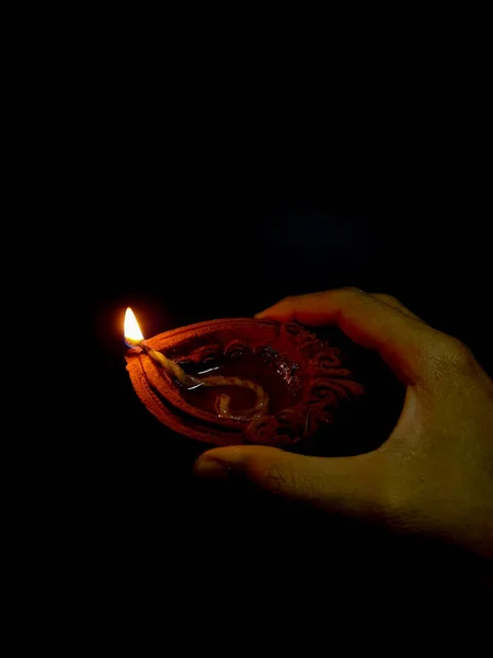 選択的フォーカスを持つ崇拝のためのヒンズー教への提供として点灯オイルランプ — ストック写真