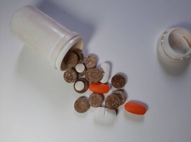 Reçeteli ilaçlar bir şişe haptan dökülüyor. Reçeteli haplar..