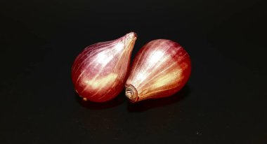 Siyah arkaplanda çekici soğan