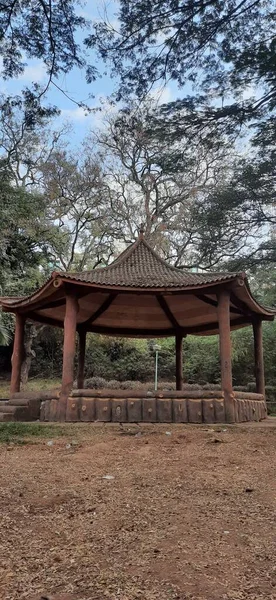 Árboles Grandes Con Pabellón Mirador Jardín Con Hermosos Árboles —  Fotos de Stock