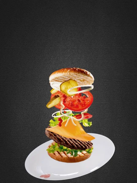 Fliegende Zutaten Für Hausgemachten Burger Auf Platte Vor Dunklem Hintergrund — Stockfoto
