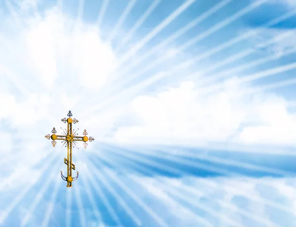 一个金色的基督徒十字架在蓝天的映衬下 宗教背景 — 图库照片