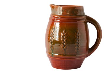 Büyük seramik bira bardağı kahverengiydi ve dikenleri vardı. Bira kupası beyaz arkaplanda izole edildi.