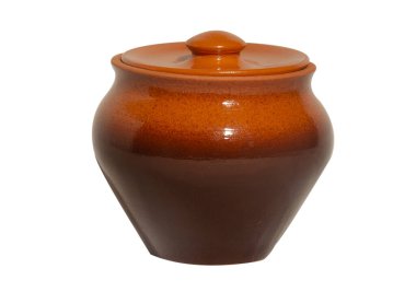 Fırında ve ocakta pişirmek için kapaklı kil çömlek. Beyaz arkaplandaki izole nesne.