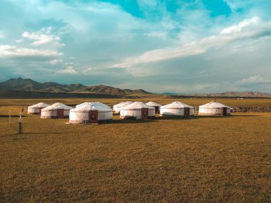 Moğolistan 'daki göçebe kampı. Bozkırın ortasında, dağlardan uzakta ger / yurt tarafından yapılmış küçük bir kamp var. 08 / 04 / 2018