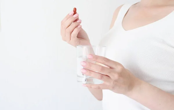 Close Mulher Isolada Fundo Branco Tomar Medicamento Antidepressivo Vitamina Fêmea — Fotografia de Stock