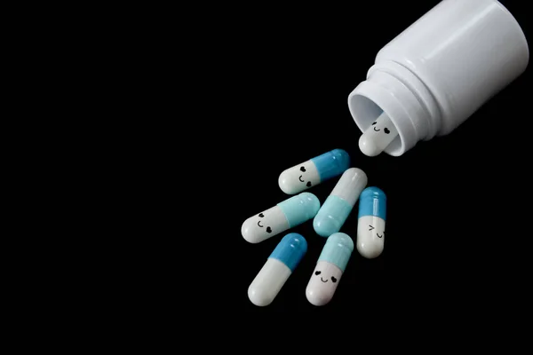 Capsule Medicinale Blu Bianche Stanno Cadendo Dalla Confezione Sfondo Nero — Foto Stock