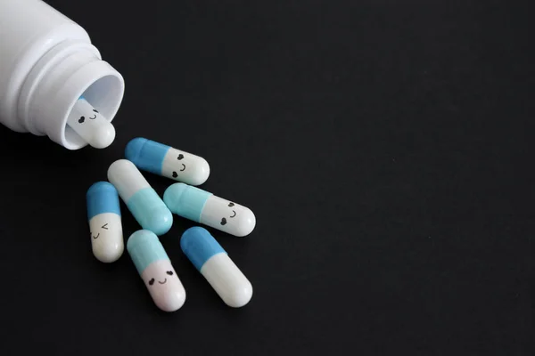 Antidepressivo Pillole Bianche Blu Sorridenti Sfondo Nero Con Spazio Testo — Foto Stock