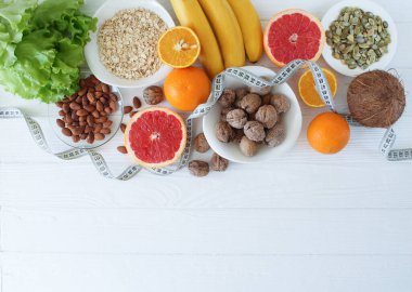 Moda ketojenik diyet ürünleri seti. Meyve, sebze ve fındık. Beyaz tahta masa arkaplanı, kopyalama alanı olan üst görünüm
