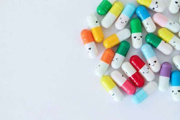 Concetto Immagine Capsule Felicità Pillole Colorate Sorriso Capsule Sfondo Bianco — Foto Stock