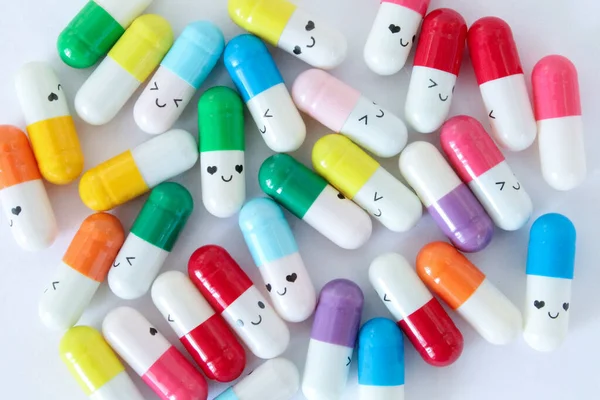 Différentes Capsules Médecine Colorée Sur Fond Blanc Amour Arrête Concept — Photo