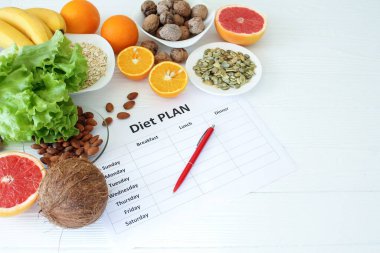 Sağlıklı yiyecekler ve diyet için planlama. Temiz yeme seçimi: sebze, meyve, tohum, fındık, süper yiyecek, tahıl, beyaz ahşap arka planda yaprak sebze kopyalama alanı