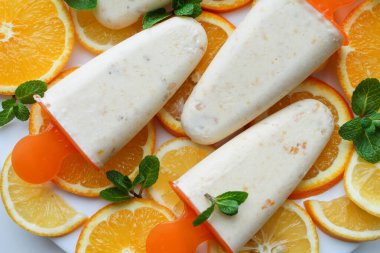 Ev yapımı portakallı buzlu dondurma ya da nane arkaplanlı dondurma. Üst görünüm, makro