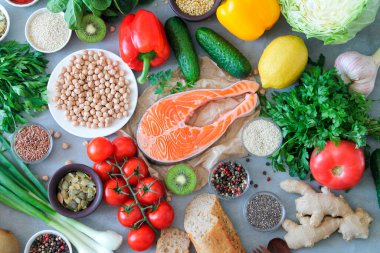 Omega 3 'ün besin kaynakları, arka plandaki ışık taşından yapılmış protein ve sağlıklı yağlar. Dengeli diyet konsepti. Çeşitli sebzeler, deniz ürünleri ve tohumlar.