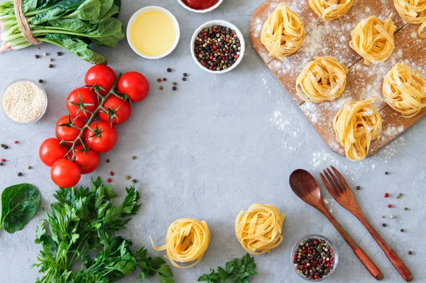 Moldura Para Alimentos Italianos Ingredientes Para Massas Tomates Cereja Espaguete — Fotografia de Stock