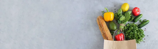 Sağlıklı vejetaryen vejetaryen temiz yiyecekler, kese kağıdında sebzeler ve taş zeminde meyveler. Alışveriş süpermarketi ve organik vegan diyet konsepti
