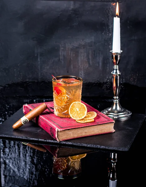 Cocktail on a dark background — Stock Photo, Image
