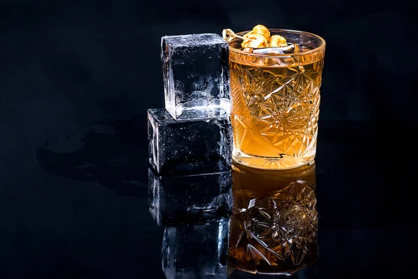 Cocktail auf dunklem Hintergrund — Stockfoto