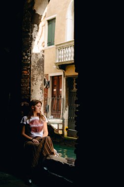 Venedik sokaklarında şık bir kız