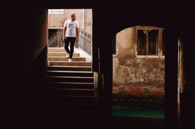 Sokakta bir adam Venedik 'te