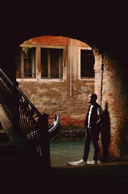 Sokakta bir adam Venedik 'te