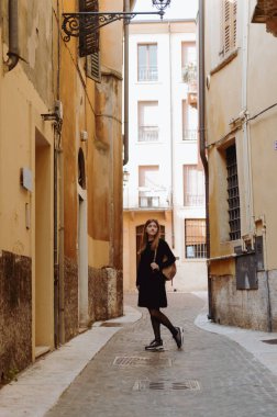 İtalya 'nın caddesindeki siyah elbiseli kız.