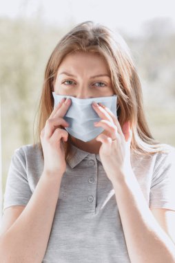 Pencerenin yanındaki bilgisayar başındaki kız, Coronavirus, covid-19.