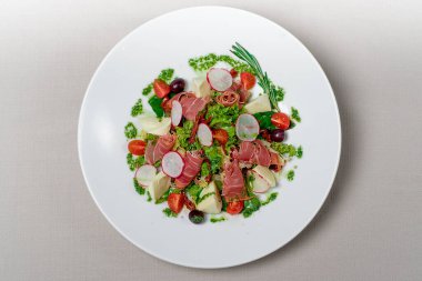 Sebzeli salata peynir ve et pesto sosu.