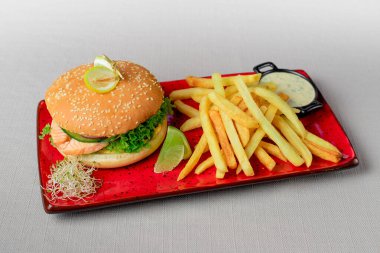 Somonlu hamburger ve soslu patates.