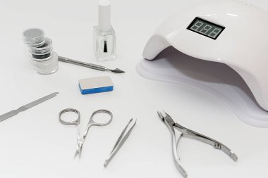 Manikür seti jel tırnak cilası beyaz arka planda
