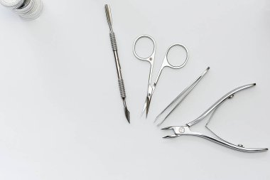 Manikür seti jel tırnak cilası beyaz arka planda